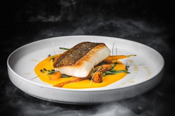 ПАЛТУС НА КАРТОФЕЛЬНОЙ ПОДУШКЕ С АПЕЛЬСИНОВЫМ СОУСОМ И БАТАТОМ