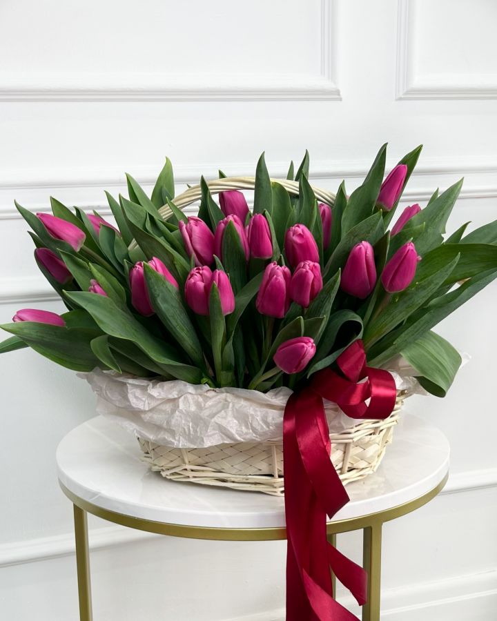 Корзина с тюльпанами (33 шт)