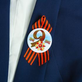Значок закатной с лентой "9 мая. 1941-1945" красная звезда, белый фон