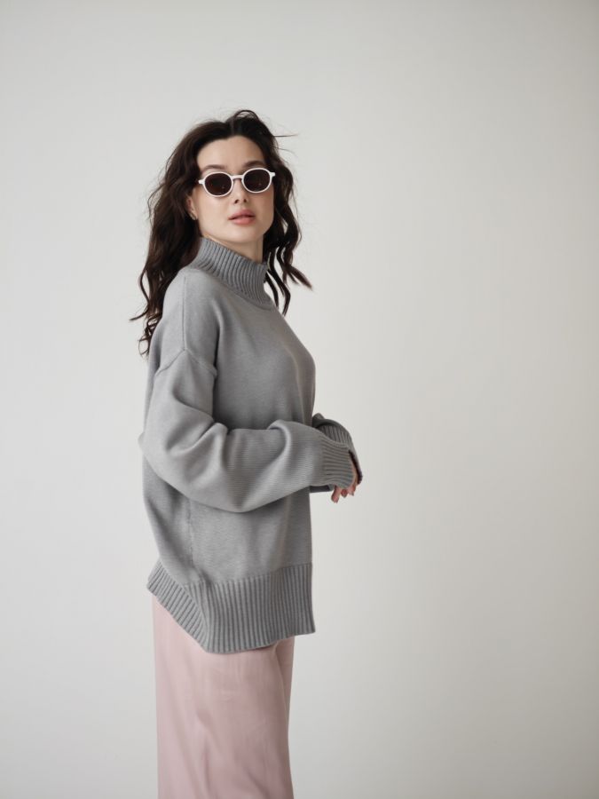 Свитер серый