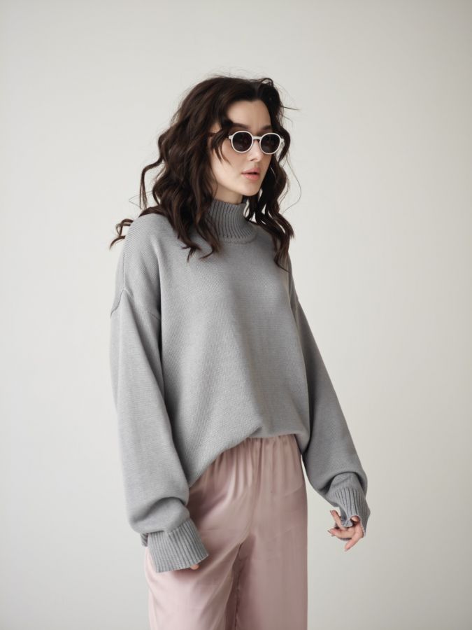 Свитер серый