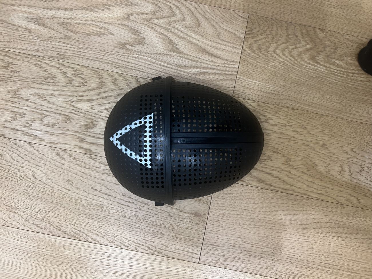 Маска треугольника из игры в кальмара