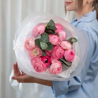 15 ранункулюсов с эвкалиптом