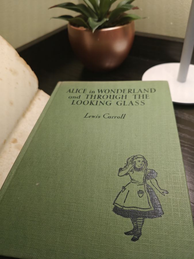 Alice in wonderland and through the looking glass by Lewis Carroll около 1957