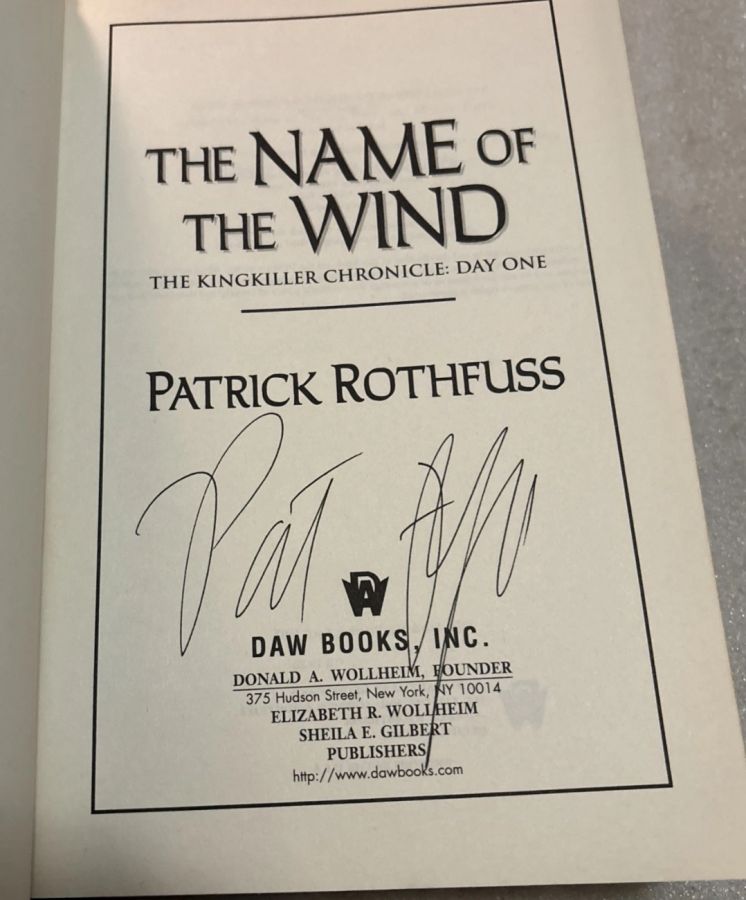 [подписана автором] The name of the wind by Patrick Rothfuss / Имя ветра