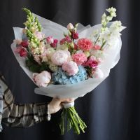 Букет с антирриумом и пионами