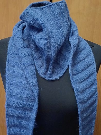 Длинный шарф текстурным узором