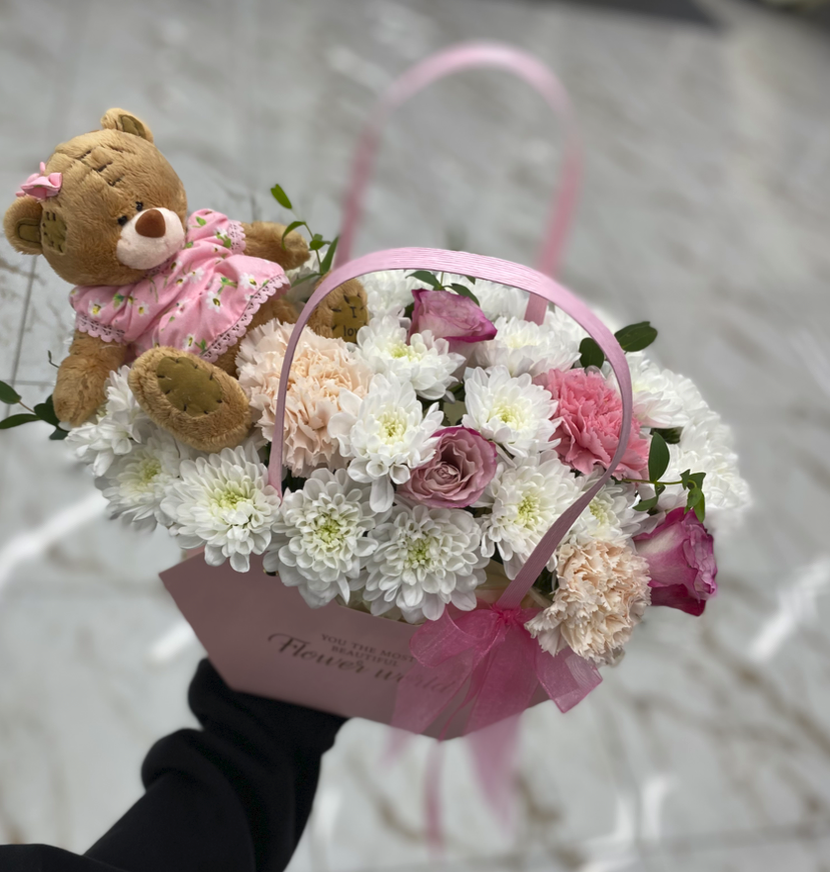 Композиция из хризантемы, диантусов и кенийской розы 40 см