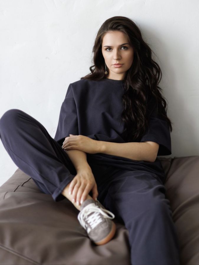 Брюки с защипами графит