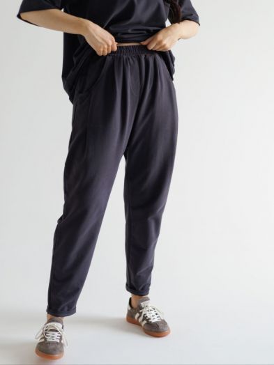 Брюки с защипами графит