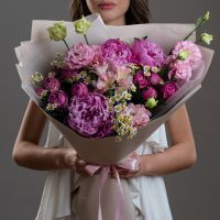 Ярко-розовый букет с пионами и танацетумом