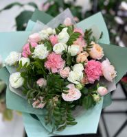 Букет из диантусов, кустовой розы и зелени