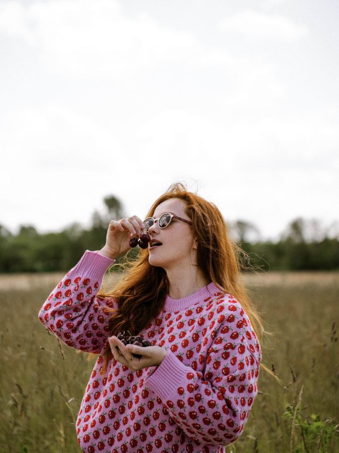 Свитер с вишенками