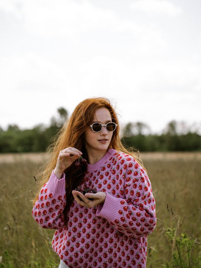 Свитер с вишенками