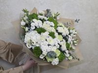 Букет из хризантем, диантусов, гортензий и эустом