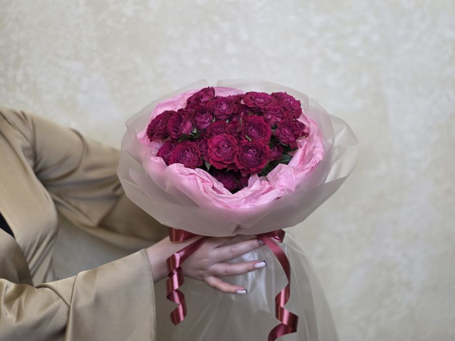 Букет из кустовых красных роз