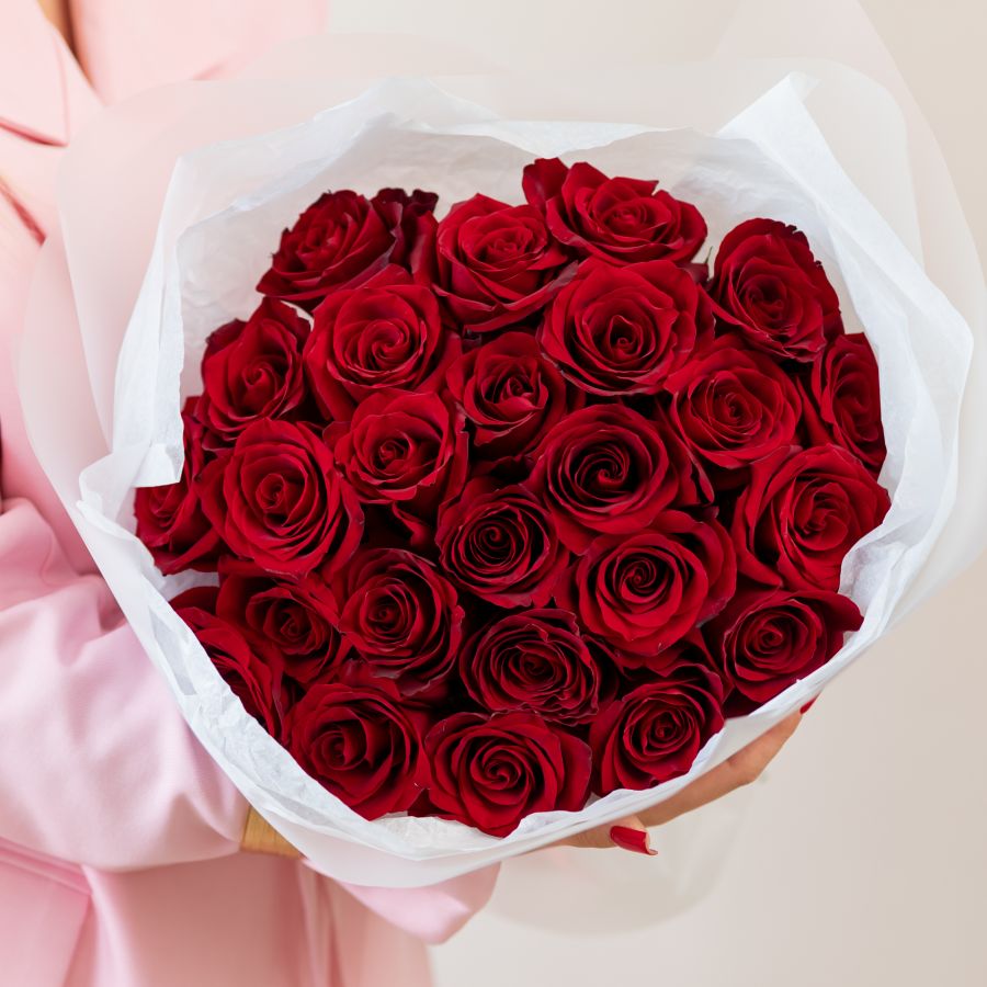 25 красных роз в упаковке (60см)