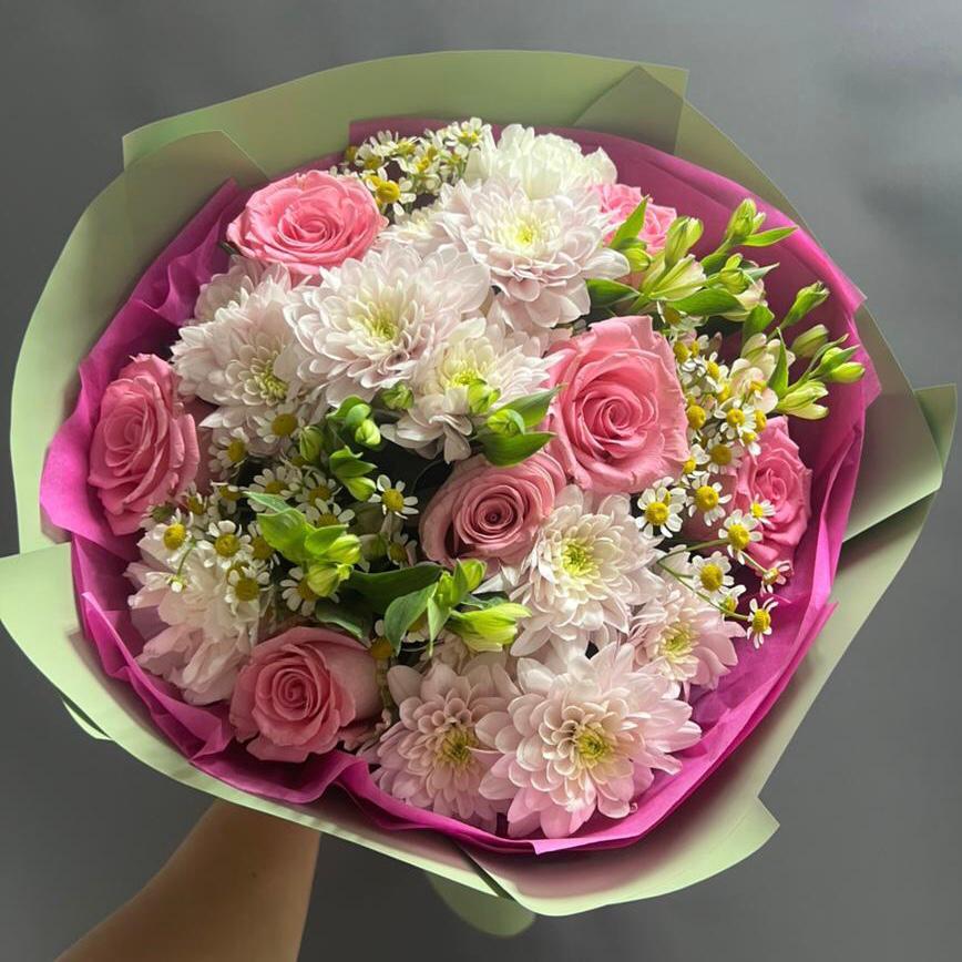 Букет розовый с ромашками и розами