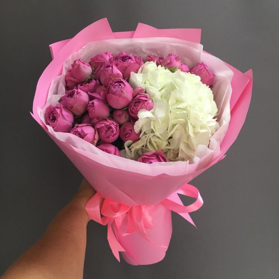 Букет с кустовыми пионовидными розами и гортензией