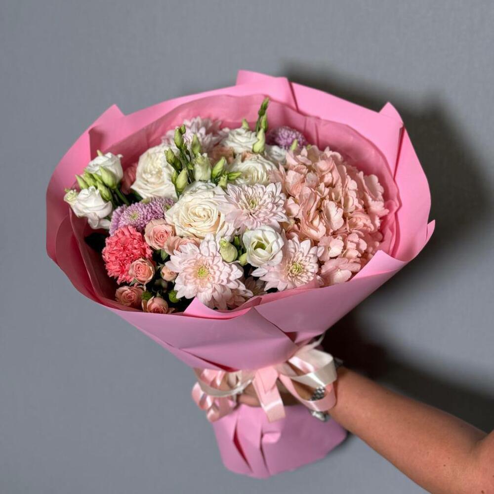 Букет нежный с розовой гортензией и белыми розами