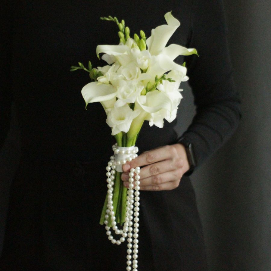 Букет из калл с бусами