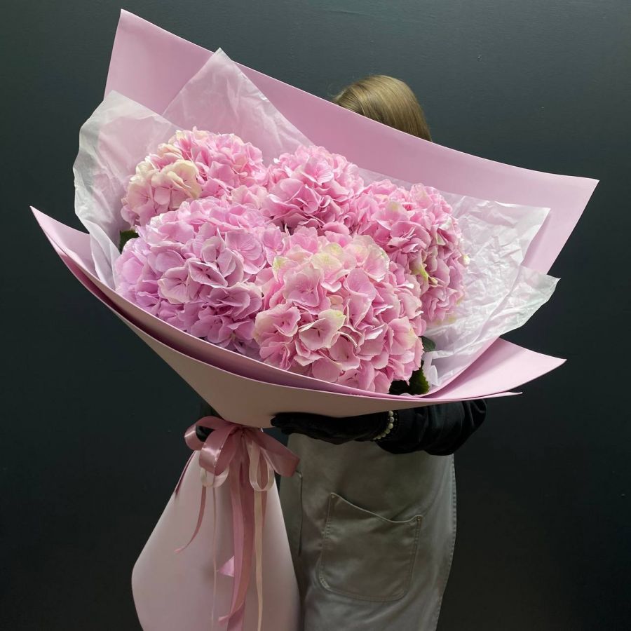 Розовые гортензии в упаковке