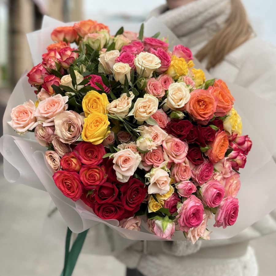 25 кустовых роз микс в упаковке