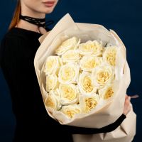 15 пионовидных роз