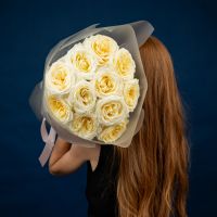 11 пионовидных роз