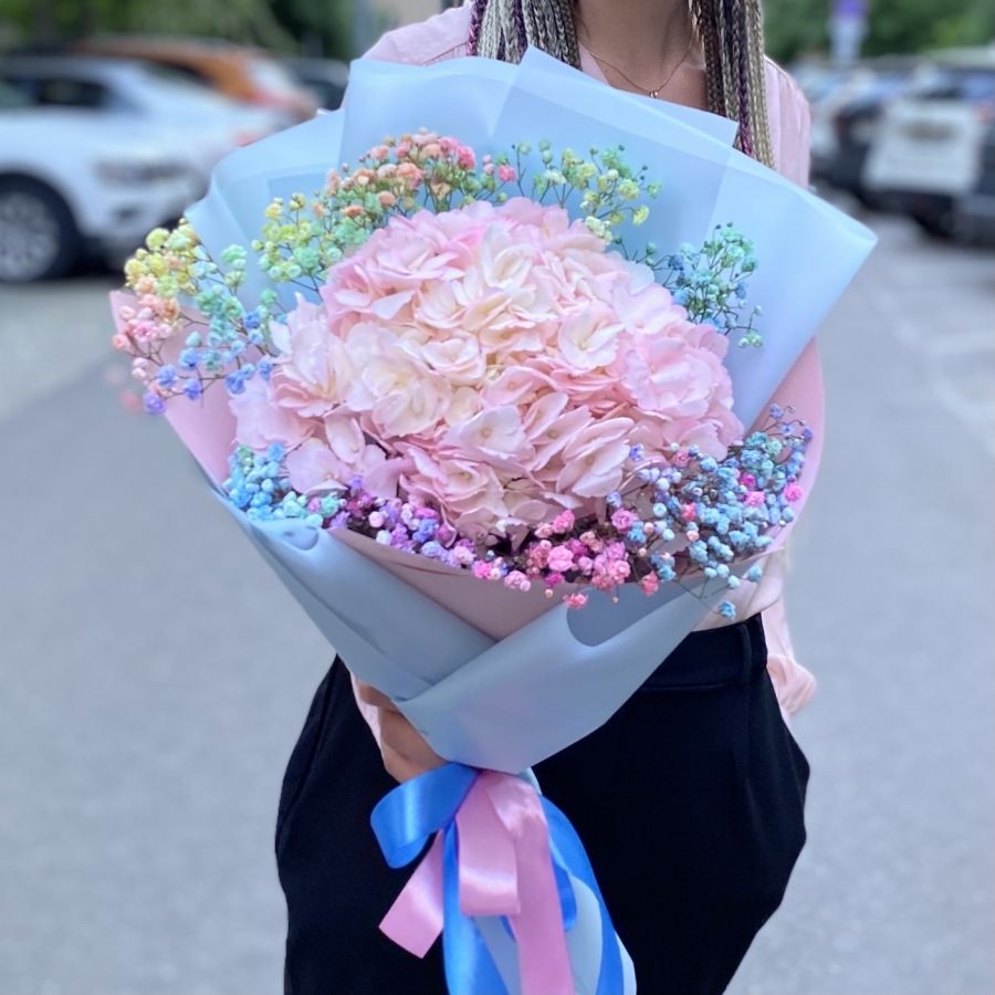 Воздушный букет с гортензией и гипсофилой