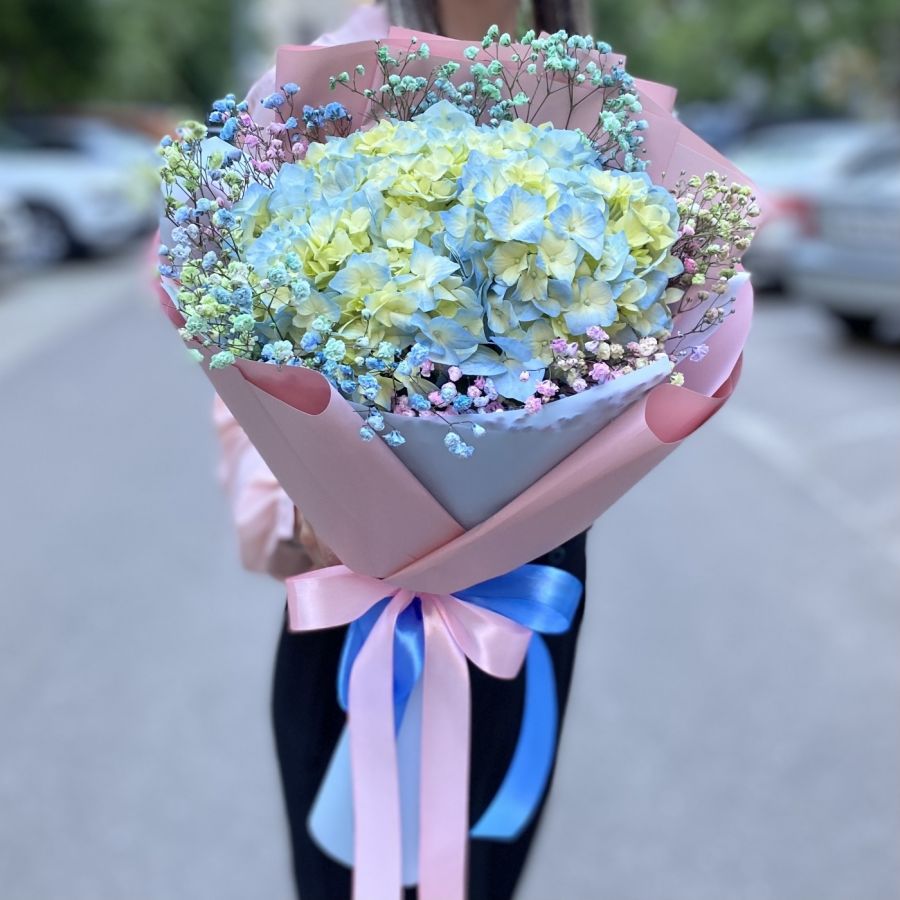 Воздушный букет с голубой гортензией и цветной гипсофилой