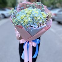 Воздушный букет с голубой гортензией и цветной гипсофилой