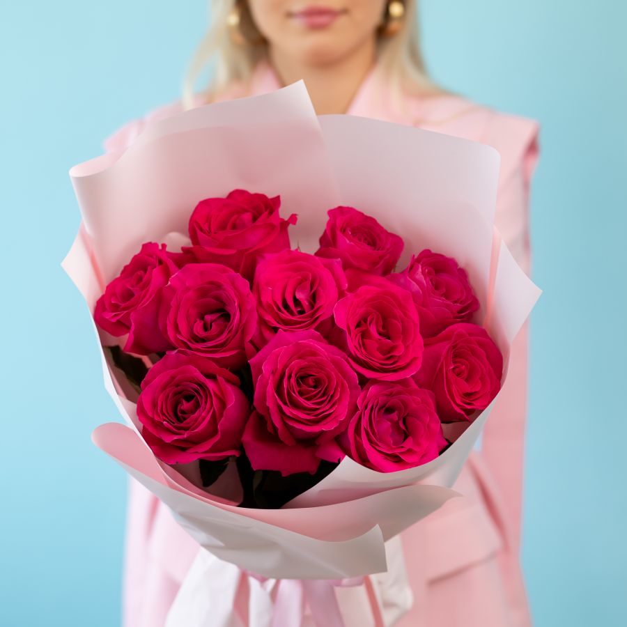 11 розовых роз в упаковке