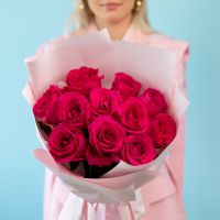 11 розовых роз в упаковке