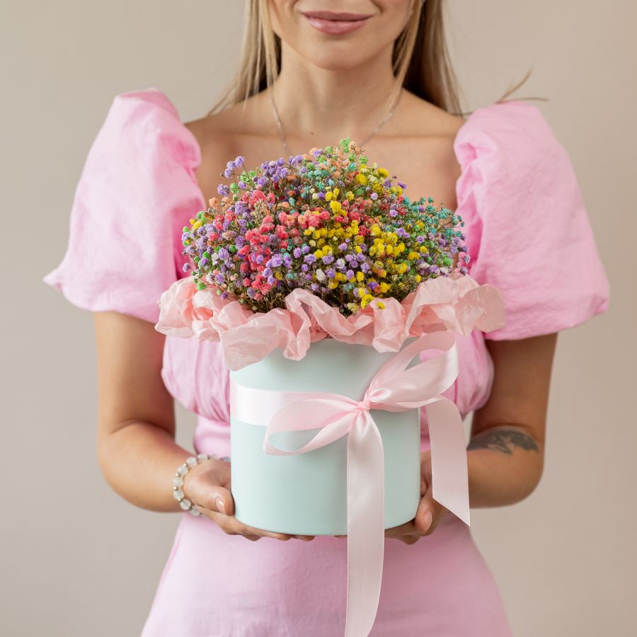 Шляпная коробка с цветной гиспофилой