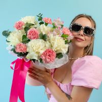 Шляпная коробка из французских роз и диантусов