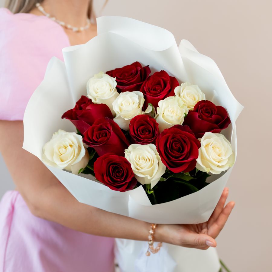 Красные и белые розы 15 шт (60см)