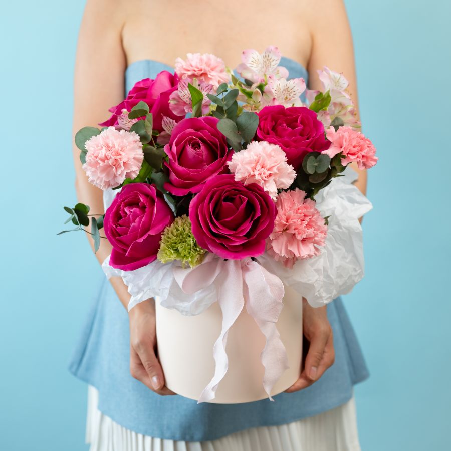 Шляпная коробочка с малиновыми розами