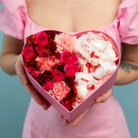 Коробка сердце. Розы, диантусы, рафаэлло