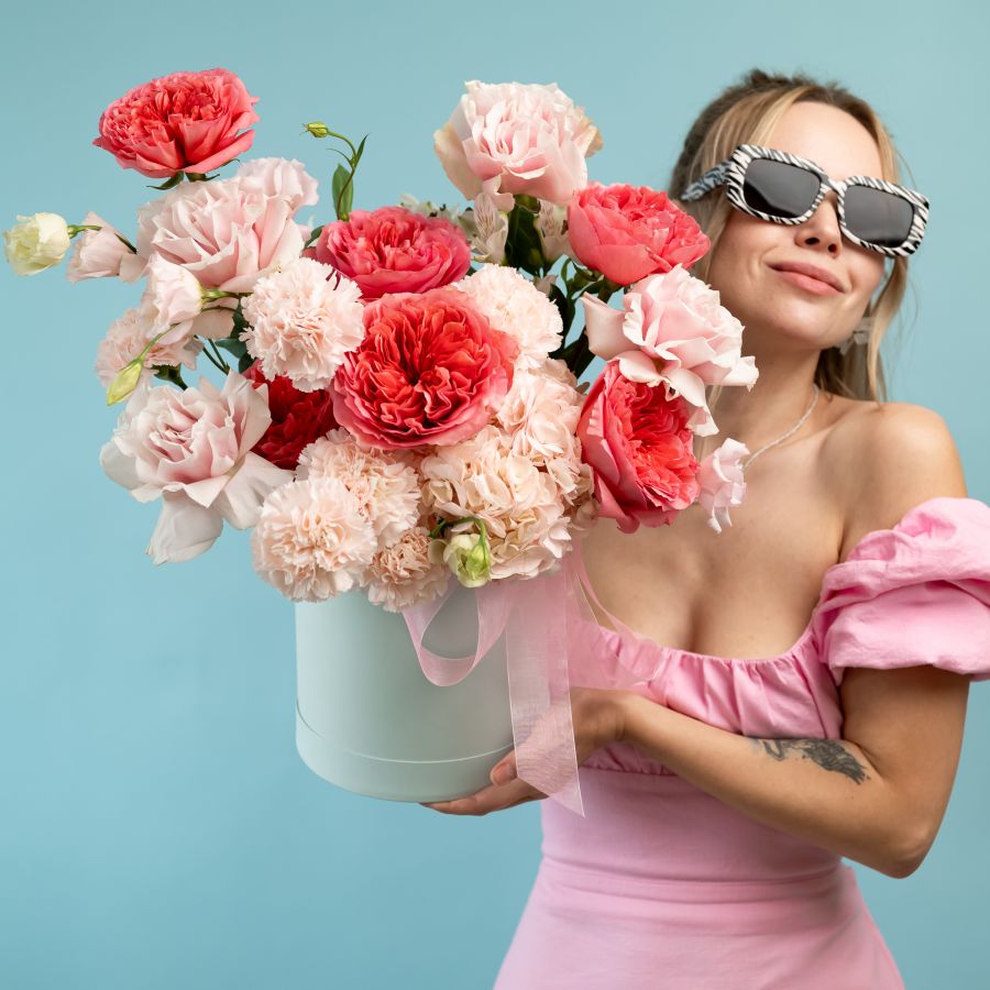 Шляпная коробка с пионовидными и французскими розами