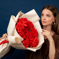 9 красных французских роз в оформлении