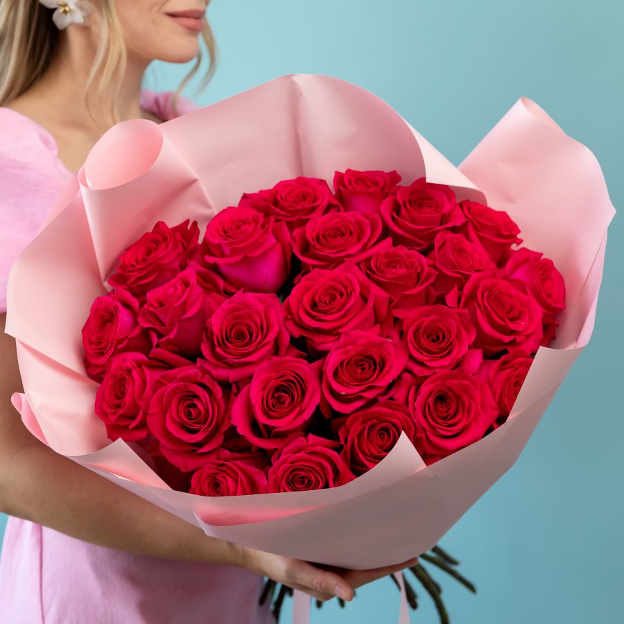 25 розовых роз