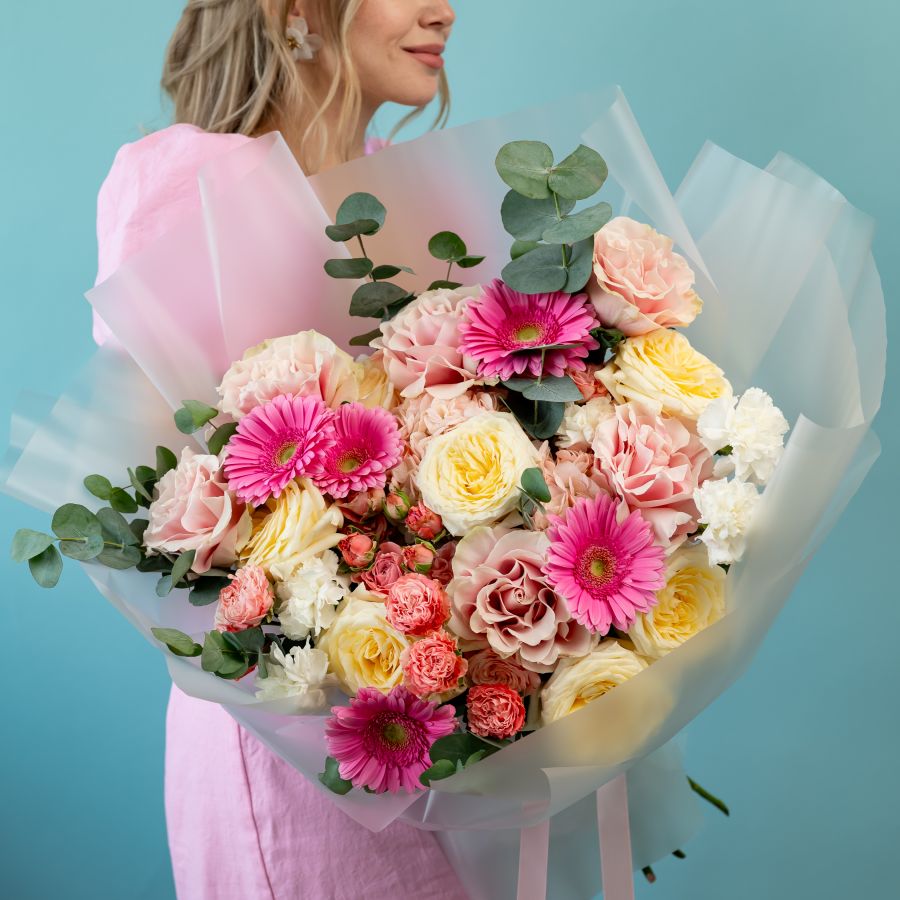 Сборный букет из гербер и роз