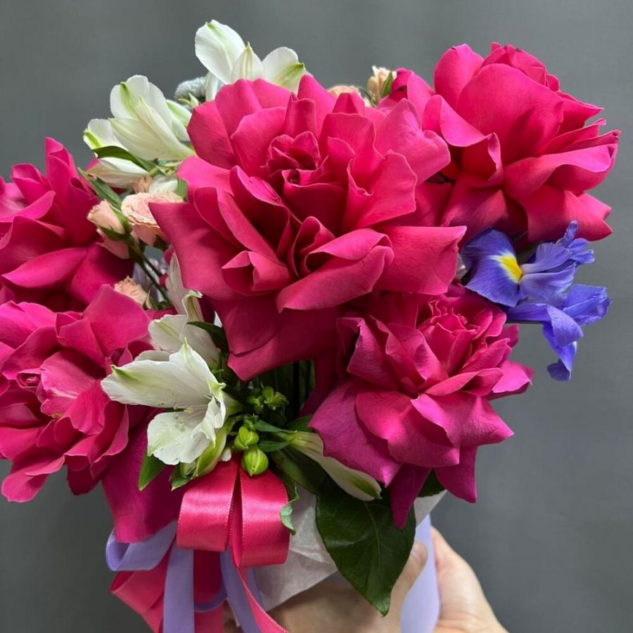 Коробка с малиновыми розами