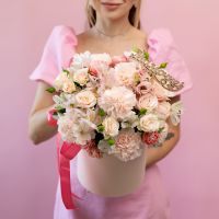 Шляпная коробка маме, из роз, диантусов и альстромерий