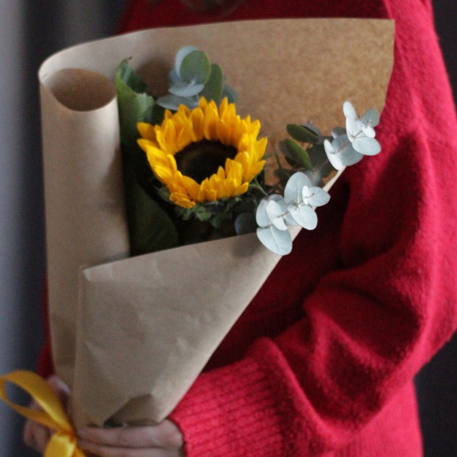 Подсолнух с эвкалиптом в крафте