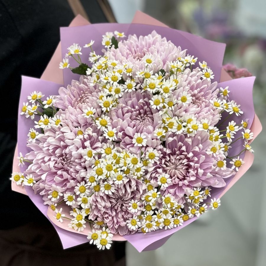 Букет из одноголовых хризантем и ромашек