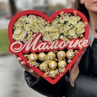 Композиция из роз и конфет "Мамочке"