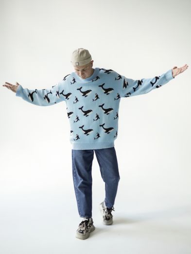 Свитер с китами голубой