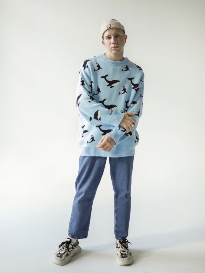 Свитер с китами голубой